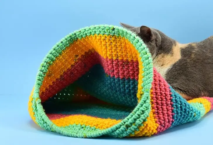 DIY cat tunnel made of crochet