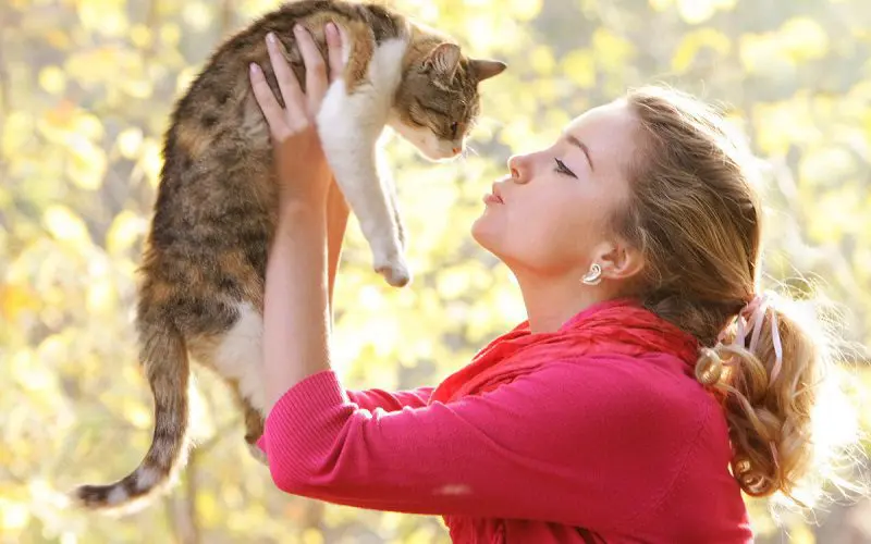 kid with her cat